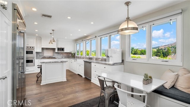 Building Photo - 10 Flintridge