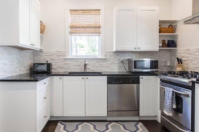 Building Photo - 717 Forest Hill Blvd