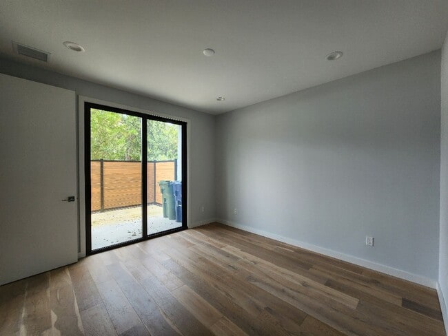 Building Photo - Beautiful 3-Bed, 3.5-Bath Townhome in Tamp...