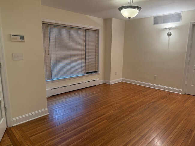 Building Photo - 1357 Kew Ave