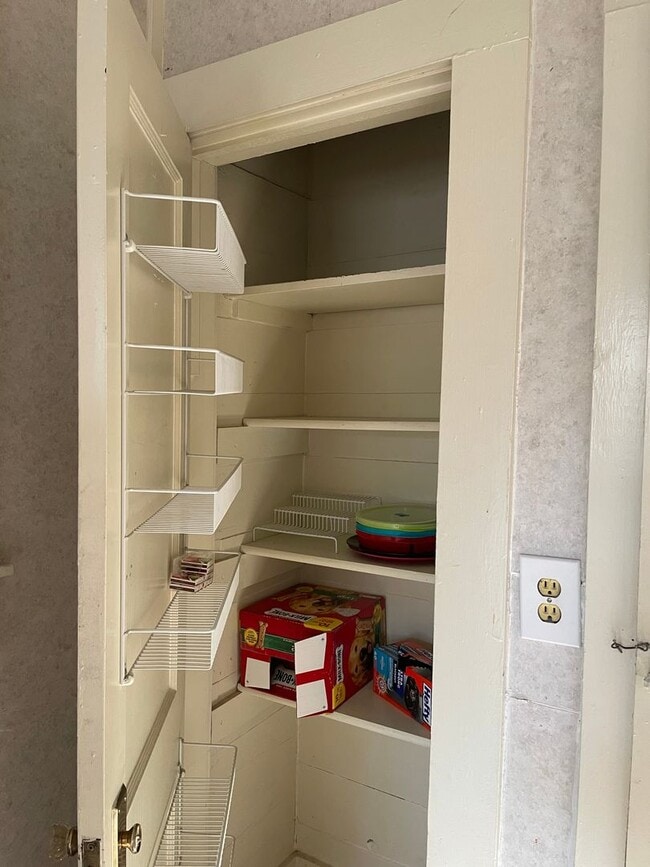 Building Photo - August Move In! 1 Bed, 1 Bath Garage Apartment near Downtown Bryan