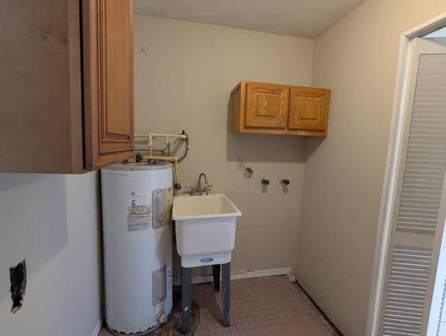 Building Photo - NOW AVAILABLE!! 3/2 House Located in quiet...