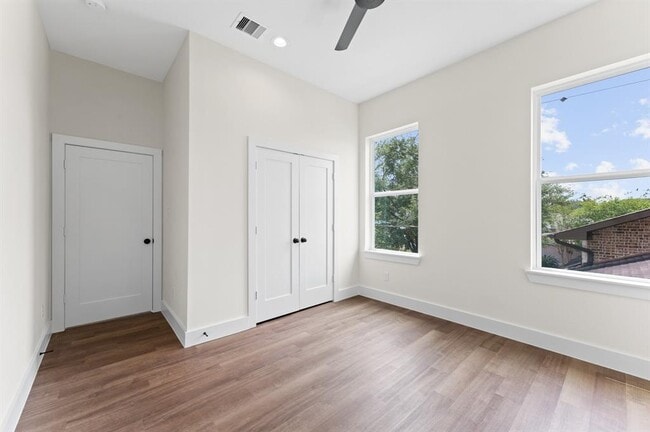 Building Photo - 8907 Knl Br Dr