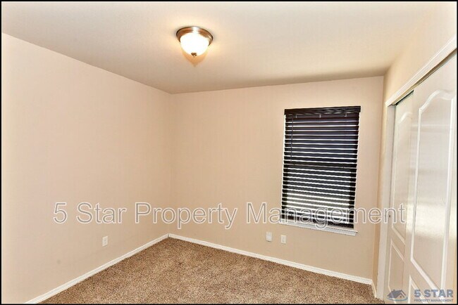 Building Photo - 916 Villa Seca Dr
