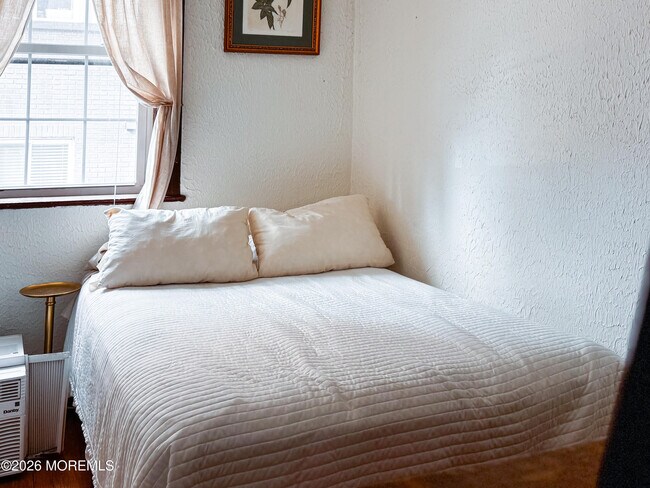 Building Photo - 17-19 Leroy Pl