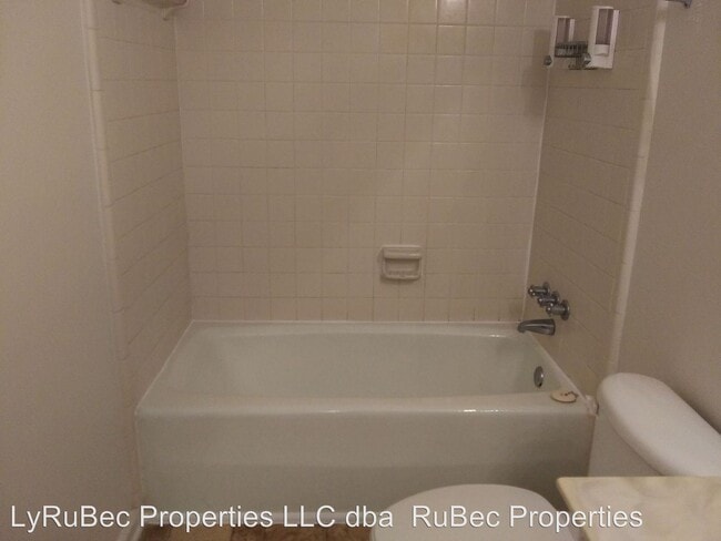 Building Photo - 915-915 Nottingham Dr