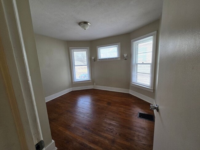 Building Photo - 3 Bedroom House