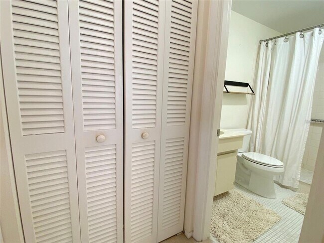 Building Photo - 7041 W Country Club Dr N