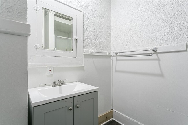 Building Photo - 85 Mapledale St