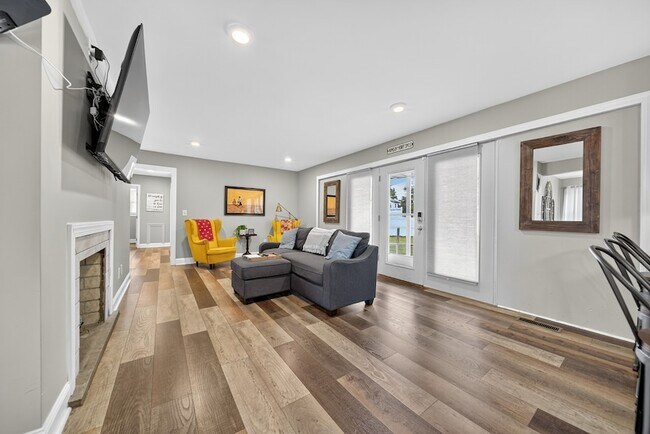 Building Photo - 147 Sunset Dr