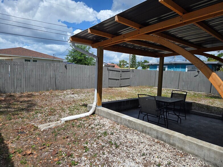 Hugh, private backyard for grilling, partying, parking with parking also outside fence - 3115 54th Ave N