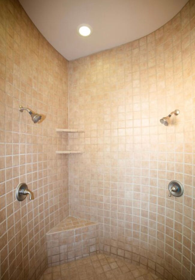 Building Photo - 19725 W Meadowbrook Ave