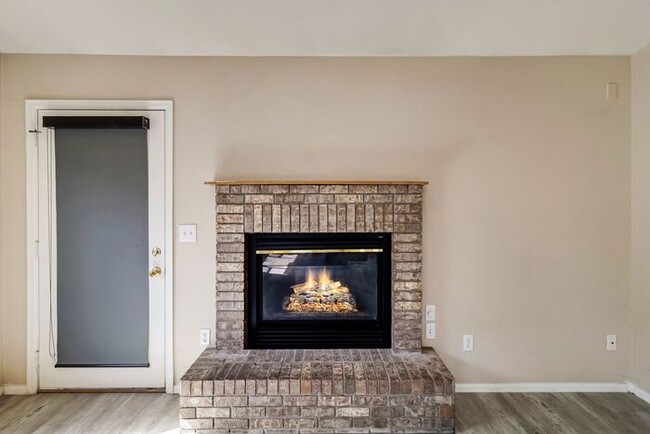 Building Photo - 3 bedroom home with fenced yard and garage...