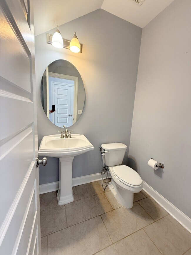 Building Photo - 218 Woodgrove Dr NW