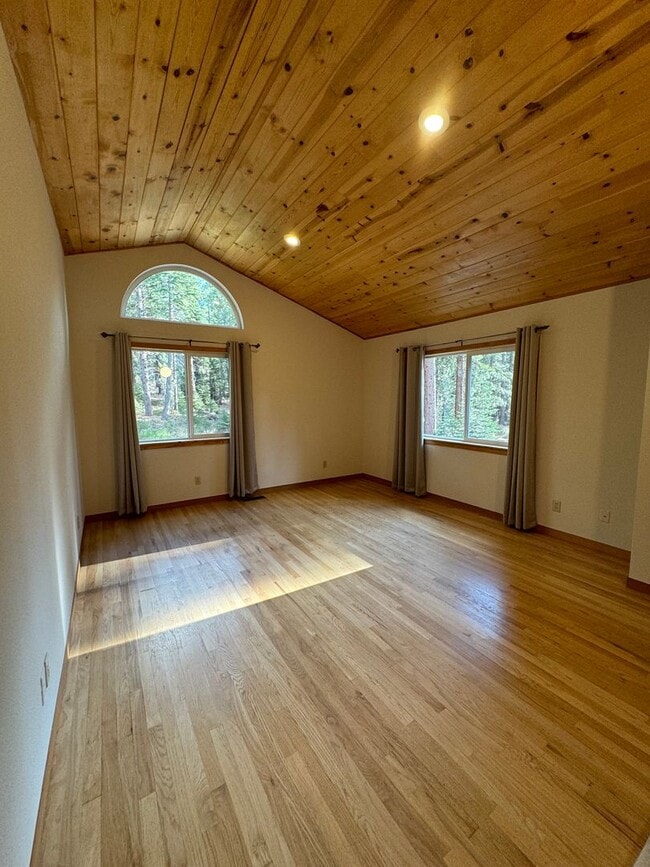 Building Photo - Luxury Mountain Retreat: 4-Bedroom Home wi...