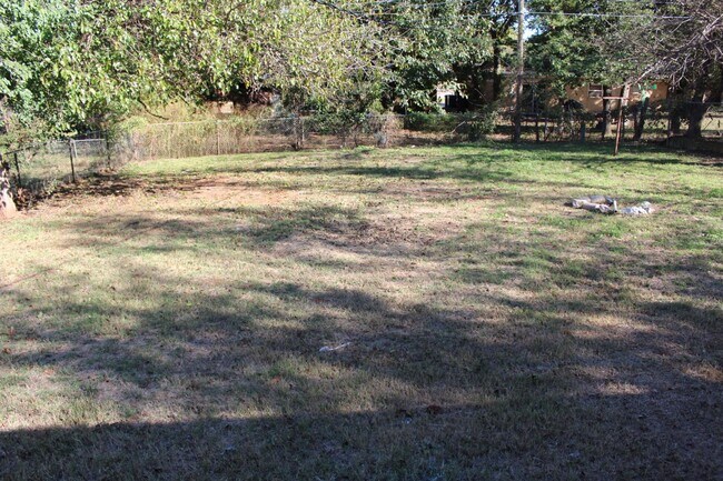 Building Photo - 3 bedrooms with appliances!