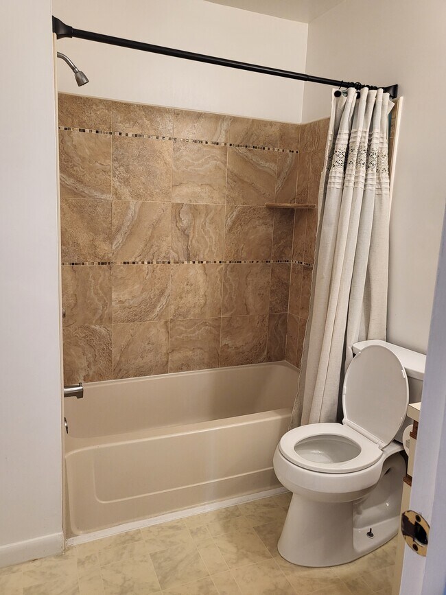 Full Bathroom - 22 Allison Pl