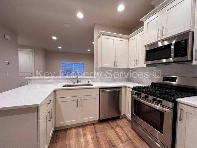 Building Photo - Newer Townhome in North Vancouver/Ridgefield