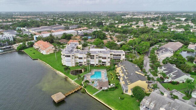 Building Photo - 8200 Lakeshore Dr