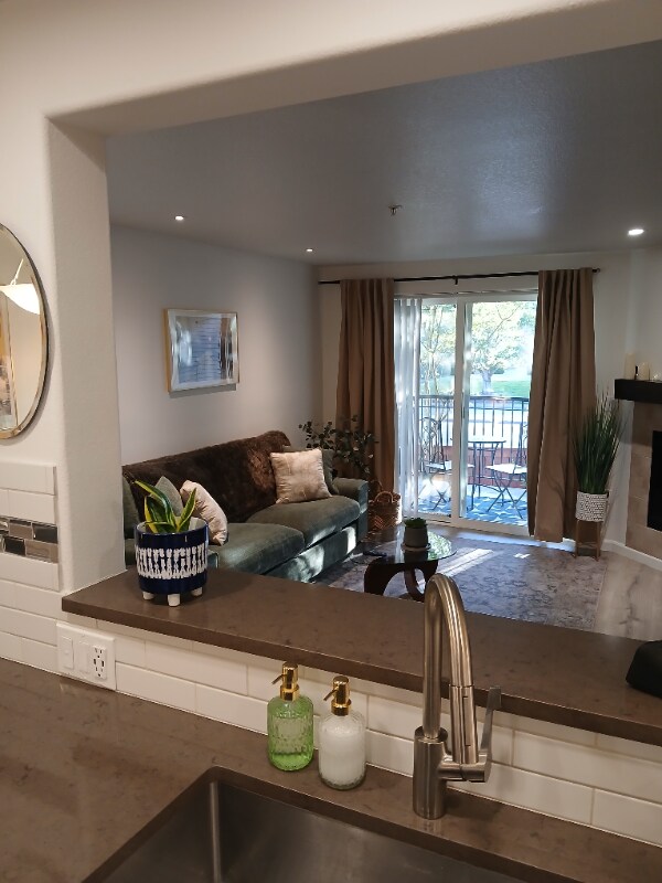 Building Photo - 720 NW 185th Ave