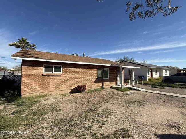 Building Photo - 333 E Linden St