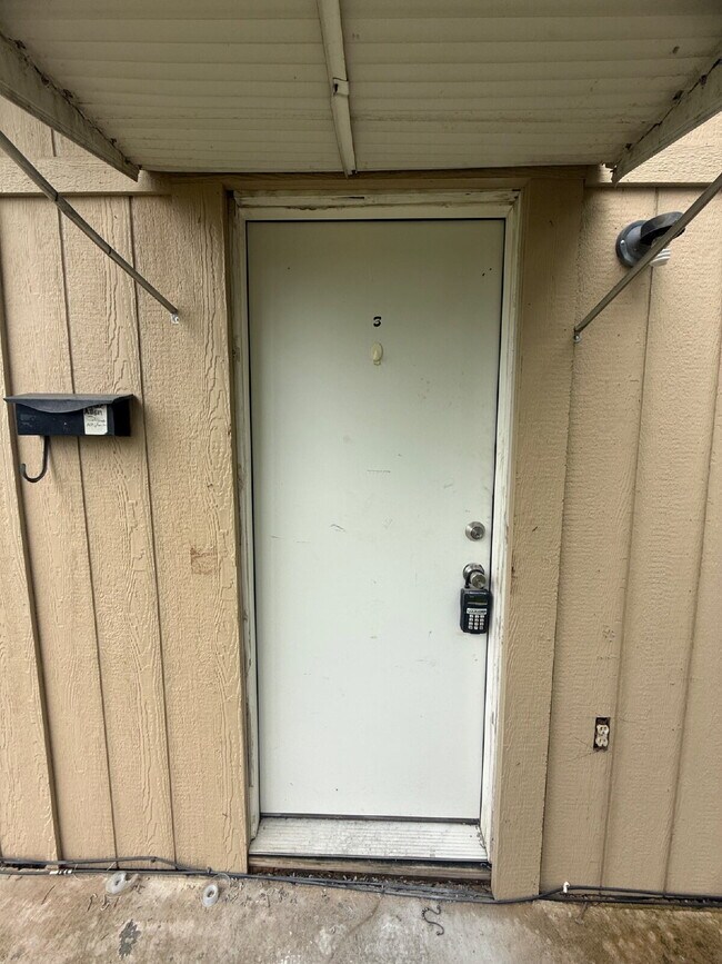 Building Photo - Charming 1-Bedroom Retreat in Heart of Seminole