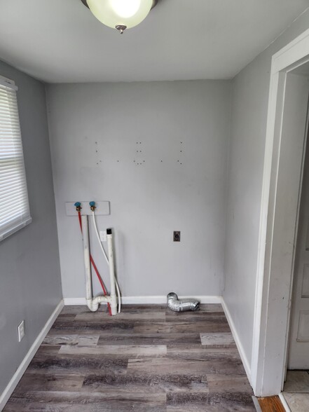 laundry room pic 2 - 1239 Franklin St