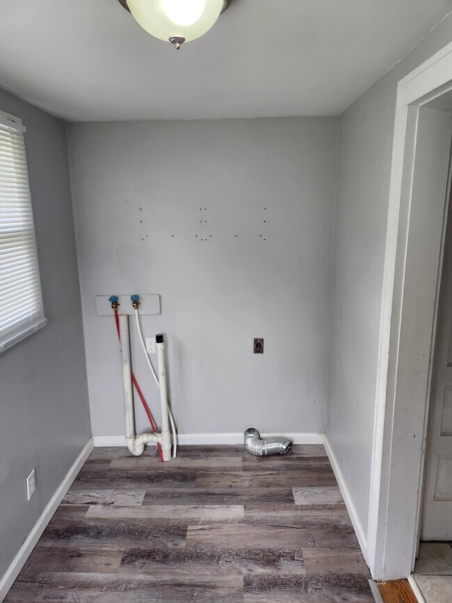 laundry room pic 2 - 1239 Franklin St