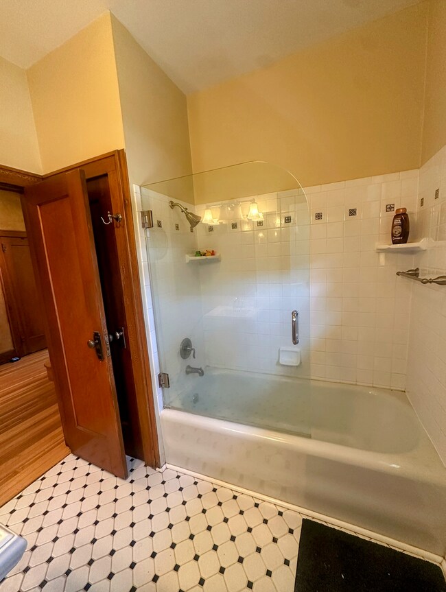 Building Photo - FURNISHED Short Term approved-Gorgeous 4 b...