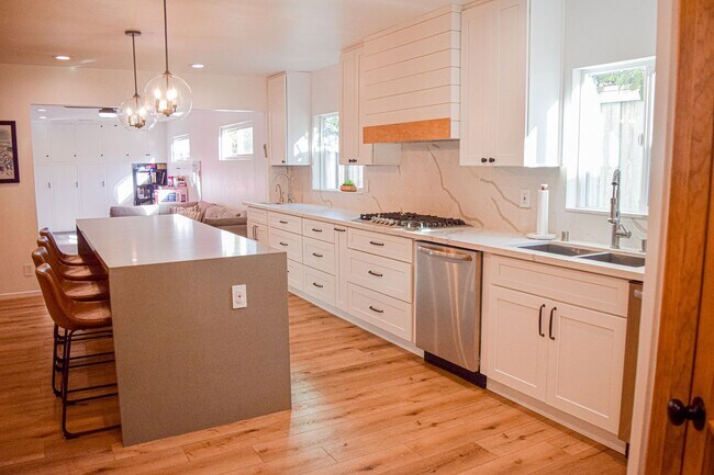 Building Photo - Semi furnished!