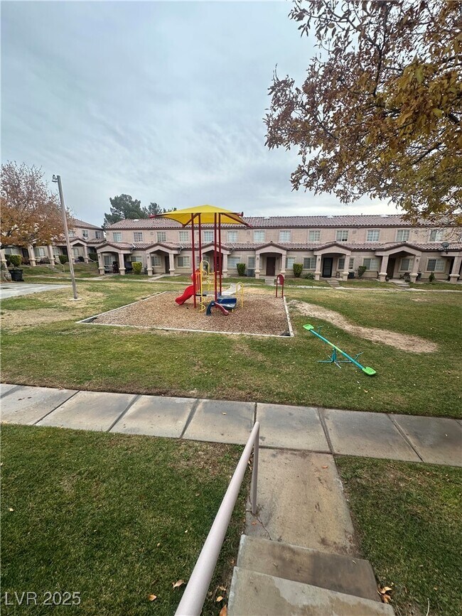 Building Photo - 1956 Vista Malaga St