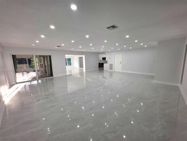 Building Photo - 5095 SW 73rd Ave