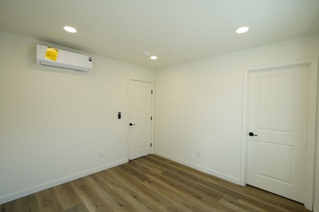 Building Photo - 1600 E Columbia Ave