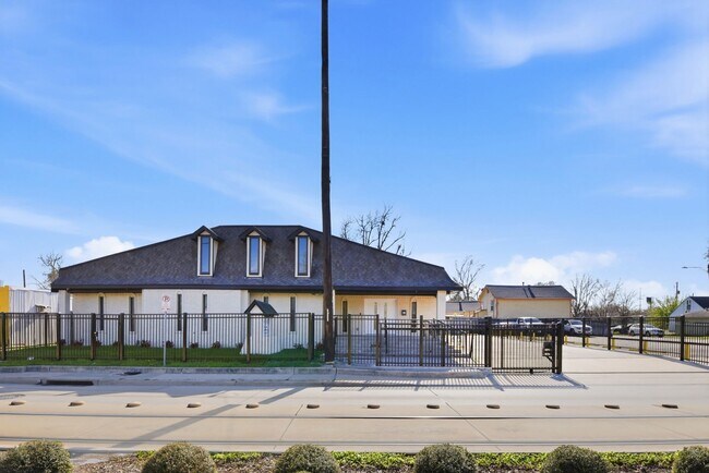 Building Photo - 3911 Fulton St