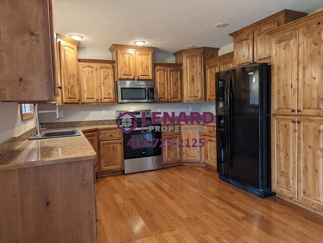 Building Photo - Spacious 3 Bedroom Home Ready for Move In!