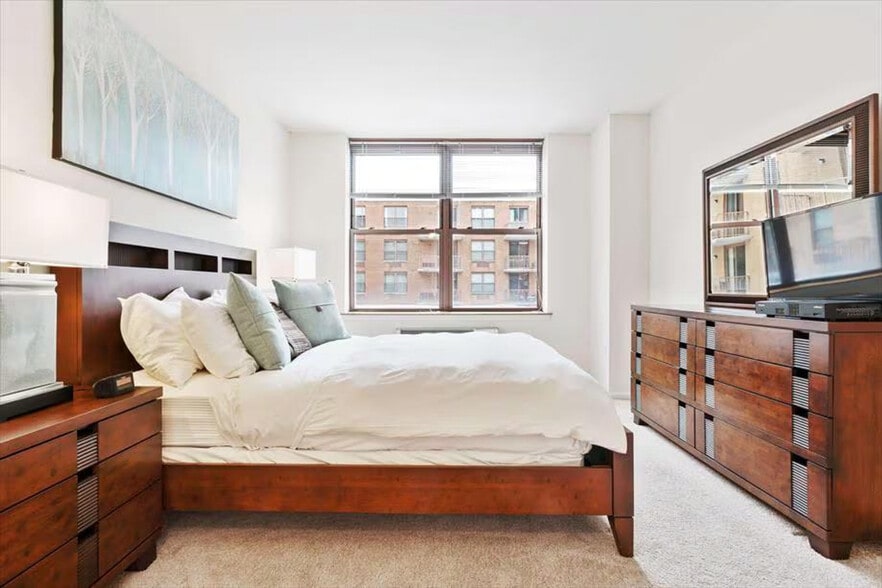 Building Photo - 330 River St