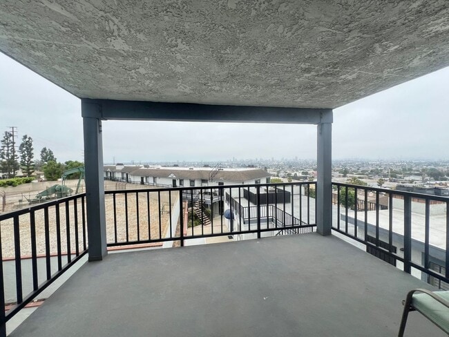 Building Photo - Roomy Signal Hill condo in Hillside Pines ...