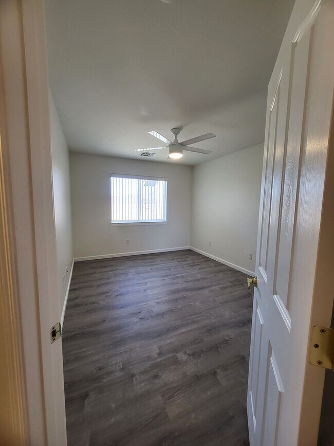 Building Photo - GOLDEN SPRINGS RANCH U8 - W. Betty Avenue