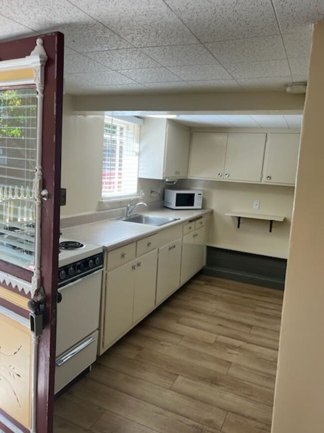 Building Photo - Adorable one bedroom apartment in downtown Grass Valley! Private parking, washer and dryer in unit.