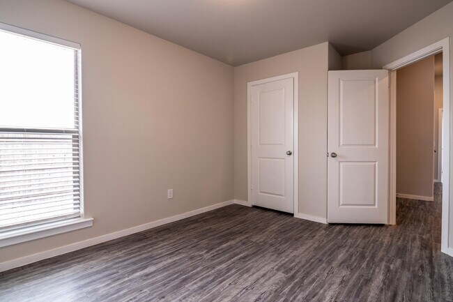 Building Photo - 2118 Langford Ave
