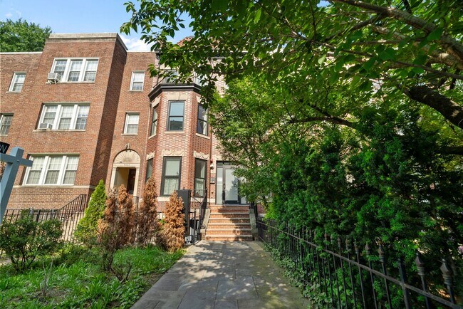 Building Photo - Bright One Bedroom plus Den near Metro in ...