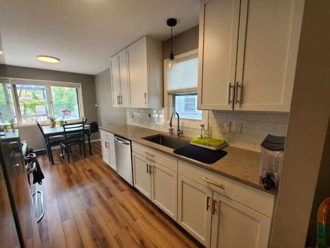 Building Photo - 4 bed 2 bath Comfortable and spacious single-family house, in NE Minneapolis