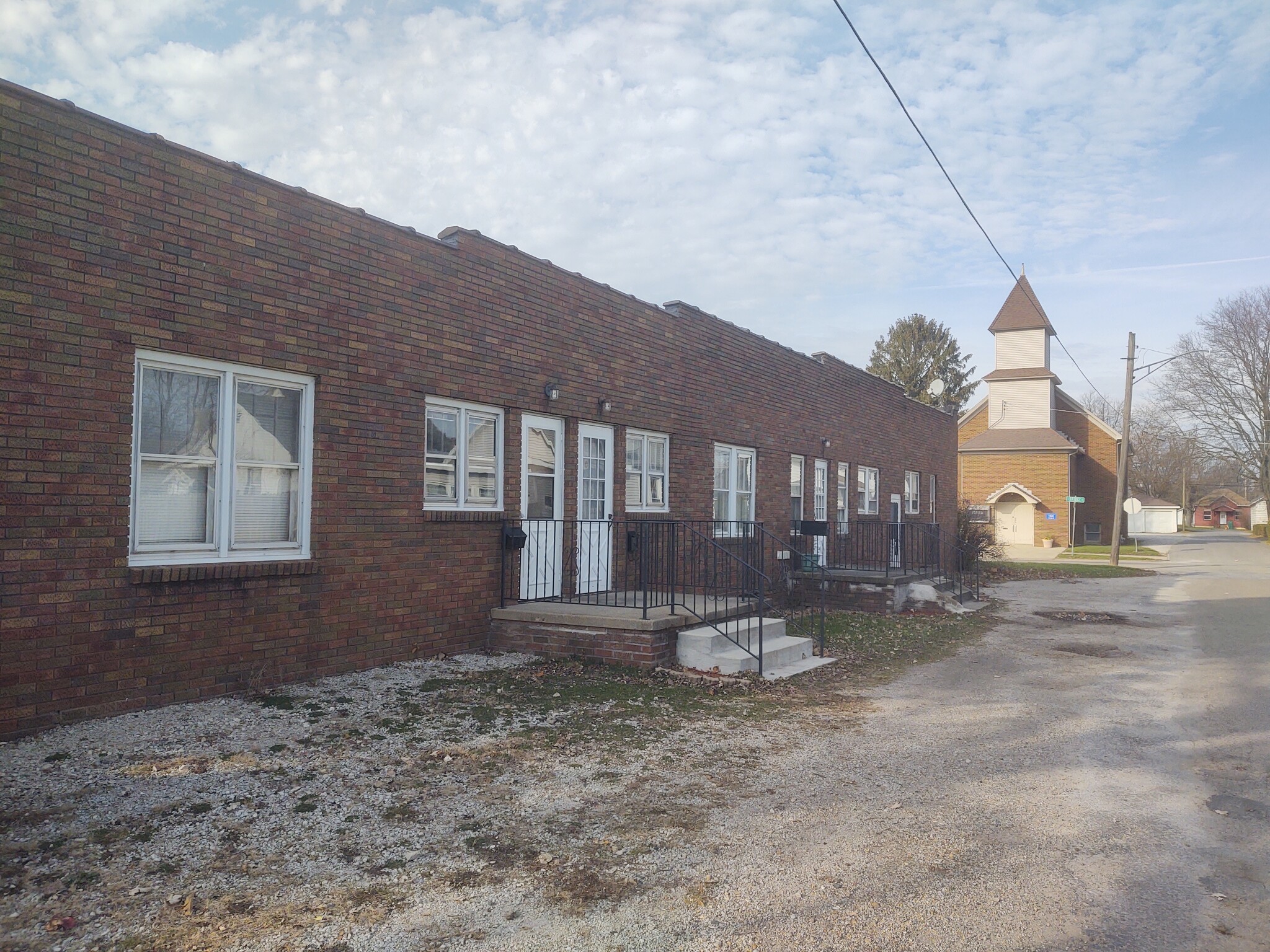 Shows building and doors to apartments 3 and 4. - 1019 E Bridge St