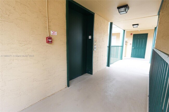 Building Photo - 833 Riverside Dr