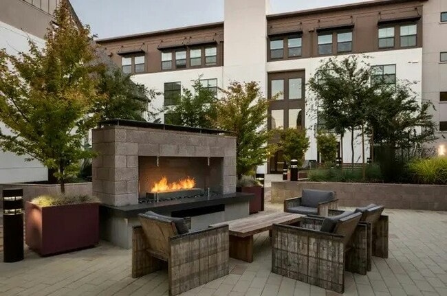 Building Photo - 3098 W Kyne St