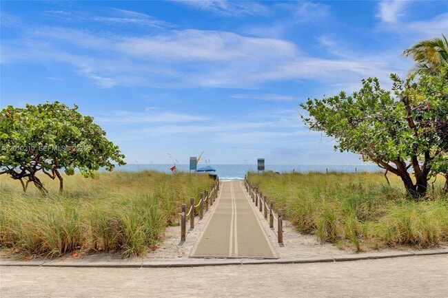 Building Photo - 10101 Collins Ave