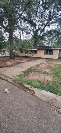 Building Photo - 3021 Woodview Dr