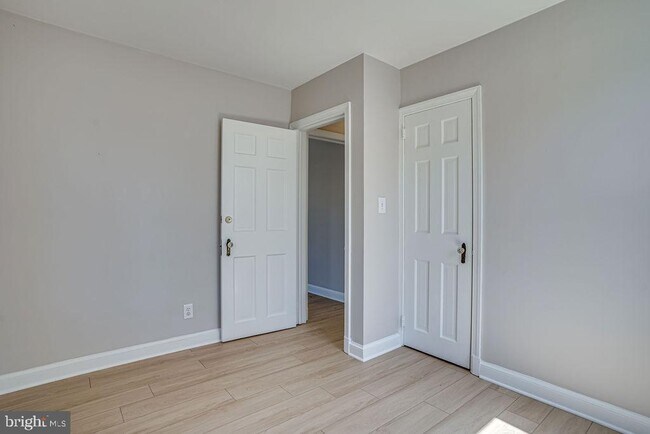 Building Photo - 859 N Abingdon St