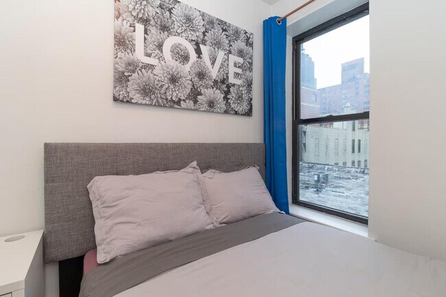 Building Photo - 331 E 92nd St