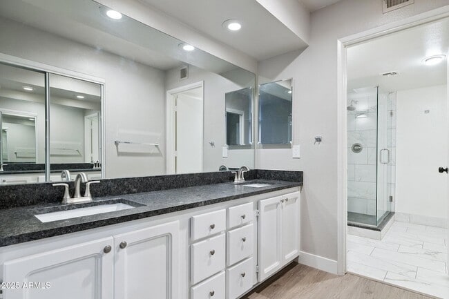 Building Photo - 7950 E Starlight Way